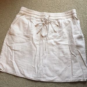 F21 Short light khaki colored skirt. Pockets!!